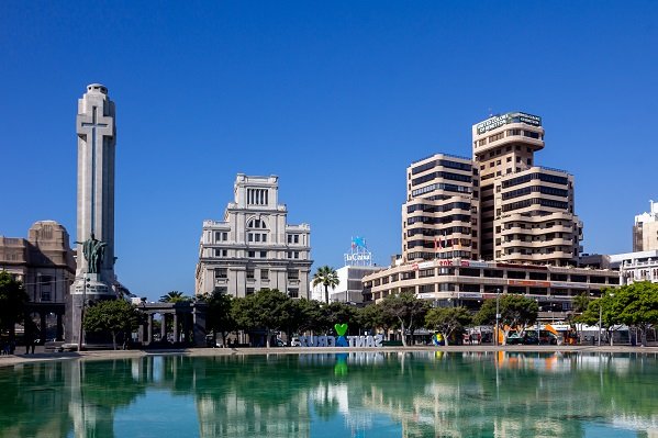 Plaza de España in Santa Cruz de Tenerife The iconic seawater lake at Plaza de España, Santa Cruz
