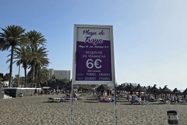 Sunbed rental prices at Playa de Troya Sunbed rental prices at Playa de Troya